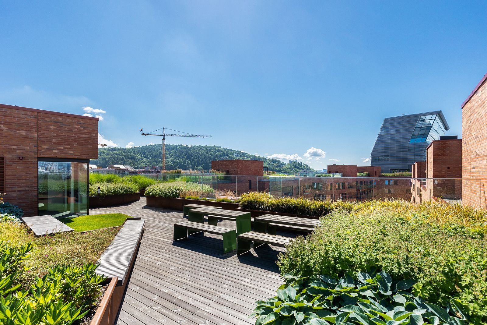 Felles takterrasse med gode solforhold og flott utsikt over bydelen.
